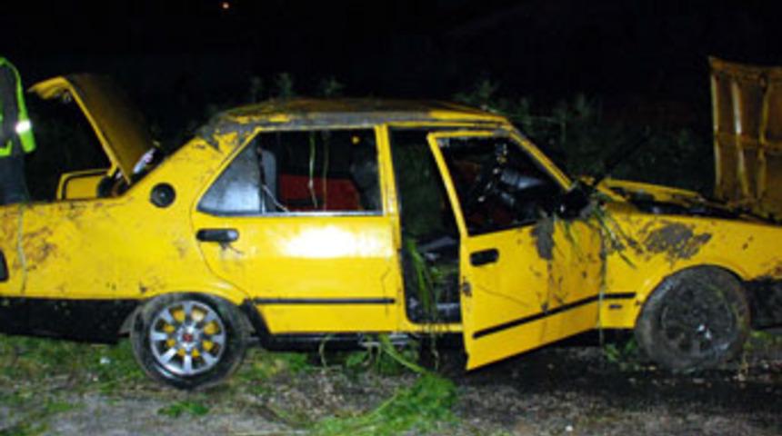 Otomobil su kanalına devrildi: 1 &ouml;l&uuml; 3 yaralı