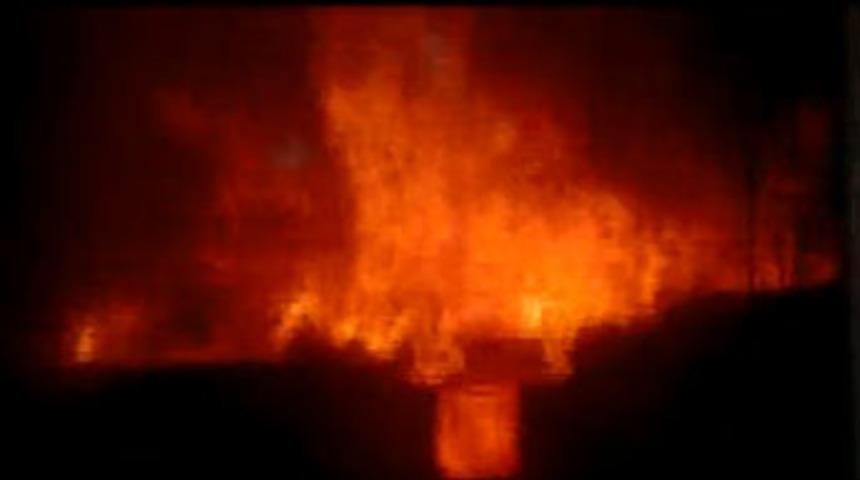 Alevlerin arasından itfaiye aldı