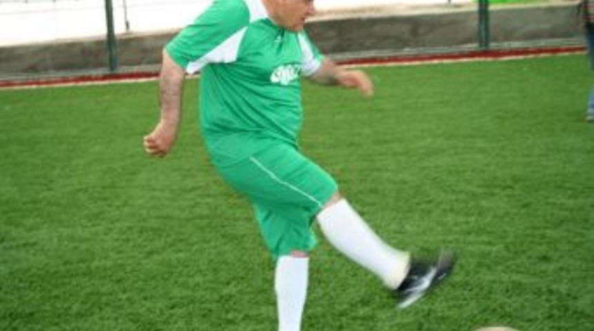 Siirt Valisi &Ccedil;olak, Aydınlar'da halı saha a&ccedil;tı