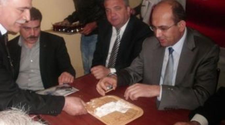 Se&ccedil;im b&uuml;rosunda p&uuml;skevit ikramı