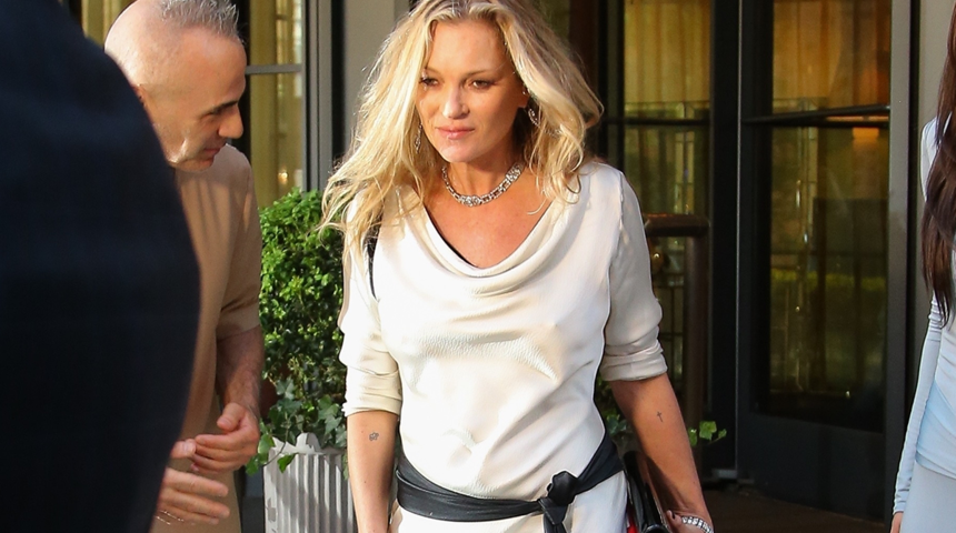 Kate Moss transparan elbisesiyle olay oldu! Yaşı g&uuml;ndeme geldi