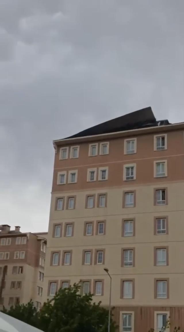 Bing&ouml;l&rsquo;de kuvvetli r&uuml;zgar &ccedil;atıları u&ccedil;urdu 4