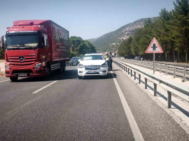 Muğla&rsquo;da zincirleme kaza sonrası karayolunda trafik tıkandı 2
