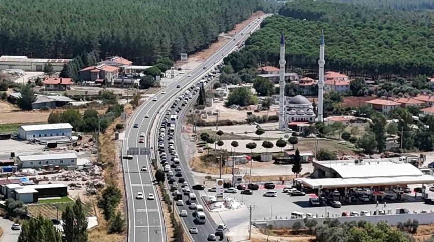 Muğla&rsquo;da zincirleme kaza sonrası karayolunda trafik tıkandı