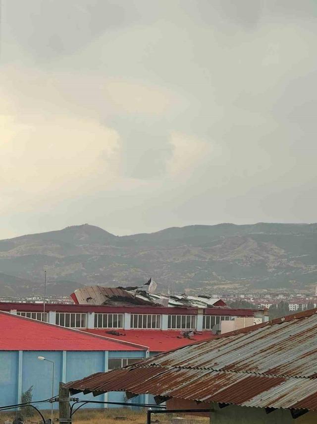 Bing&ouml;l&rsquo;de kuvvetli r&uuml;zgar &ccedil;atıları u&ccedil;urdu 4