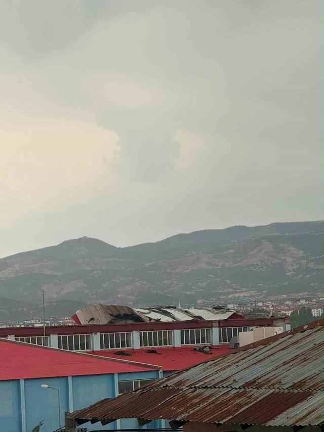Bing&ouml;l&rsquo;de kuvvetli r&uuml;zgar &ccedil;atıları u&ccedil;urdu 3