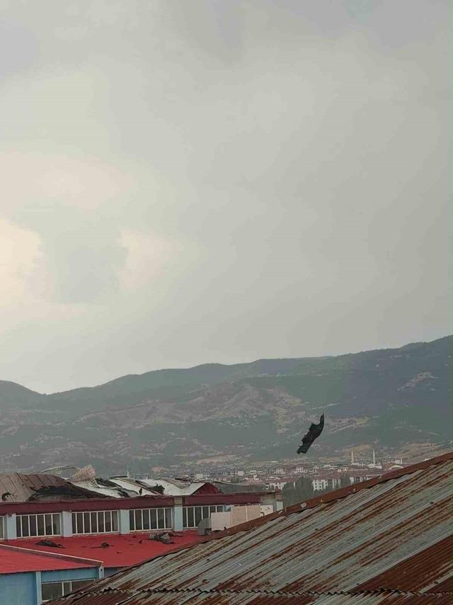 Bing&ouml;l&rsquo;de kuvvetli r&uuml;zgar &ccedil;atıları u&ccedil;urdu 2