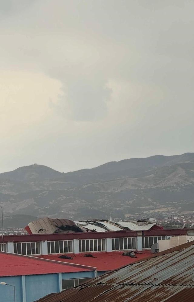 Bing&ouml;l&rsquo;de kuvvetli r&uuml;zgar &ccedil;atıları u&ccedil;urdu 1