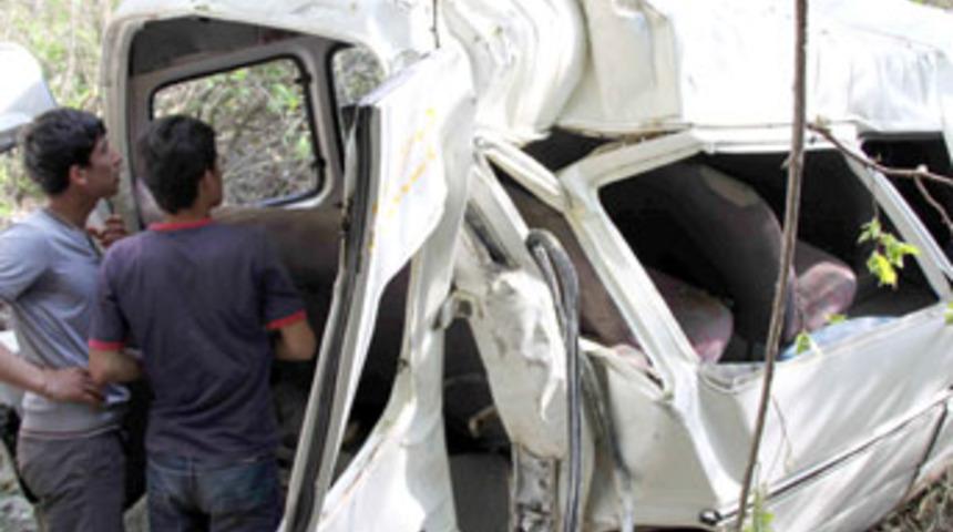 Minibüs dereye uçtu:1 ölü, 1 yaralı