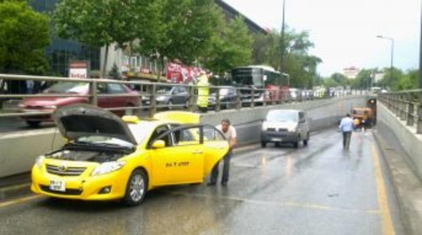 Aniden bastıran yağmur Kızılay'ı g&ouml;le &ccedil;evirdi