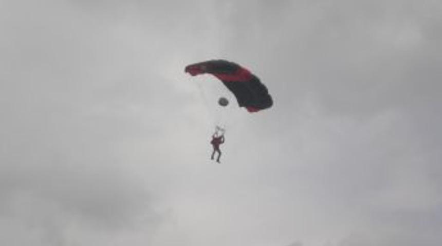 İstanbul'un Fethi'ni 261 metreden paraş&uuml;tle atlayarak kutladılar