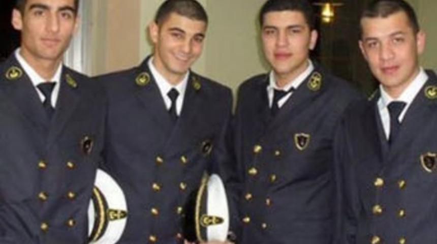 Sahilde gitar &ccedil;alan &ouml;ğrencileri vurdu