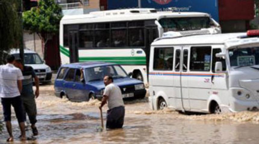 Muhtarı &ccedil;ıldırtan su baskını