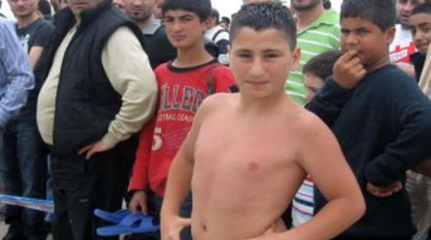 Deniz'e d&uuml;şen otomobildeki kadını 14 yaşındaki &ccedil;ocuk kurtardı