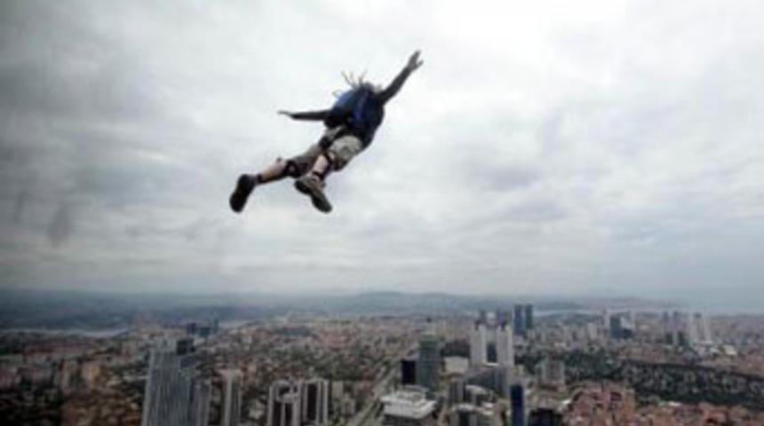 261 metreden atladılar