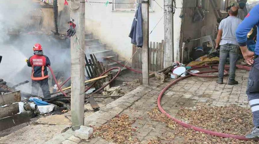 Sakarya&rsquo;da iki katlı evde &ccedil;ıkan yangın paniğe neden oldu