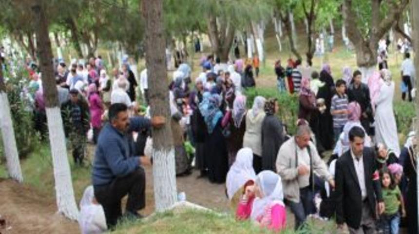 Zilan t&uuml;rbesine binlerce kişi akın etti