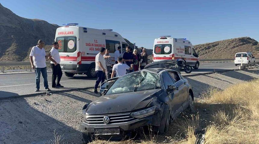 Otomobil kontrolden &ccedil;ıktı, 5 kişi yaralandı