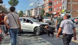 G&uuml;ng&ouml;ren&rsquo;de otomobil kaldırıma &ccedil;ıktı