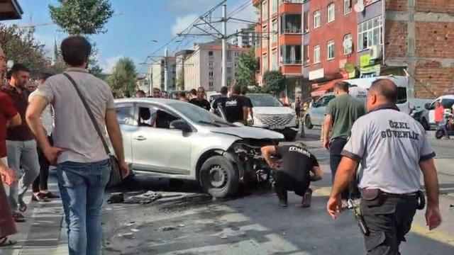 Güngören’de otomobil kaldırıma çıktı