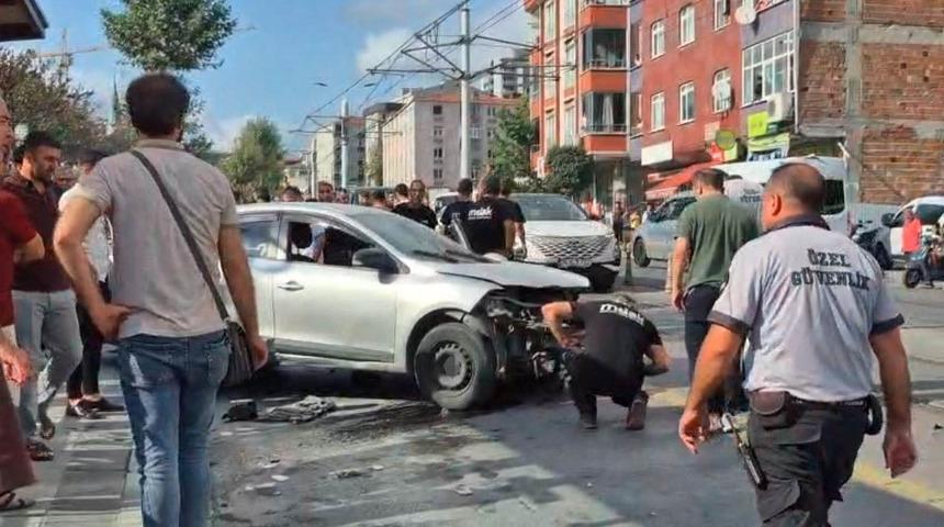 G&uuml;ng&ouml;ren&rsquo;de otomobil kaldırıma &ccedil;ıktı