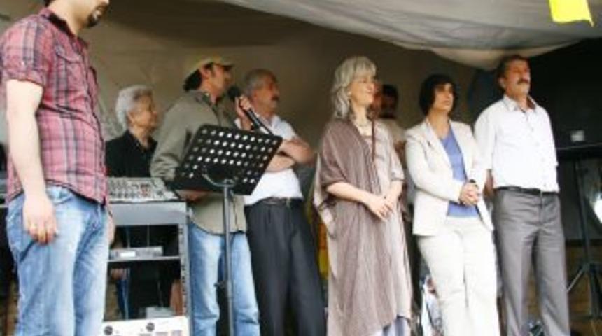 500 kişinin katıldığı mitingde bin 500 polis g&ouml;rev yaptı