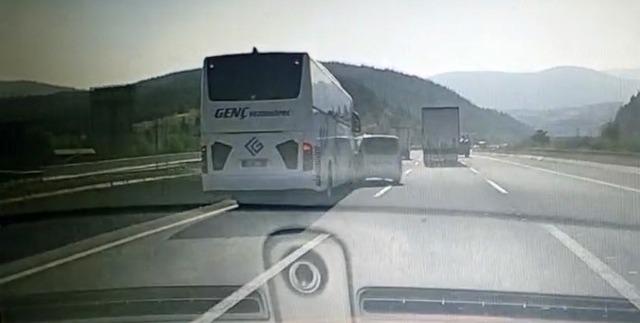 Hafif ticari araç, yolcu otobüsünün önüne savruldu 3