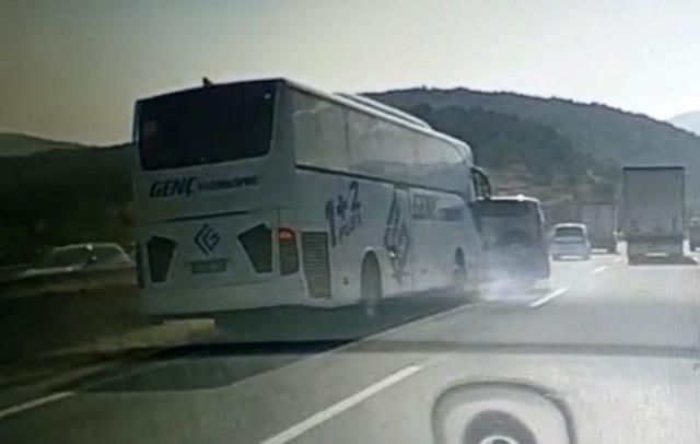 Hafif ticari araç, yolcu otobüsünün önüne savruldu 2