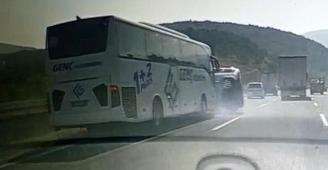 Hafif ticari araç, yolcu otobüsünün önüne savruldu 1