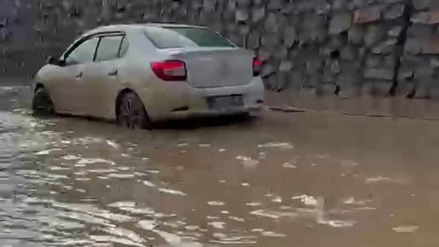 Erzurum-Artvin Karayolunda sel: Dereler taştı, bir araç mahsur kaldı