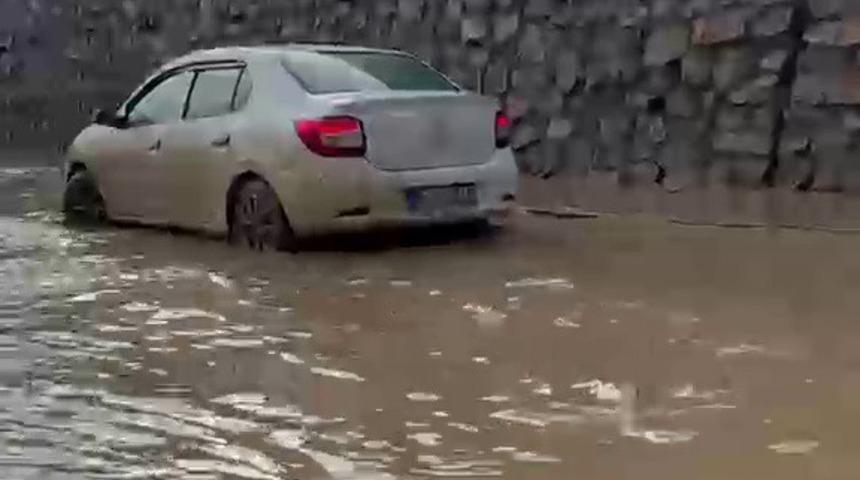 Erzurum-Artvin Karayolunda sel: Dereler taştı, bir ara&ccedil; mahsur kaldı