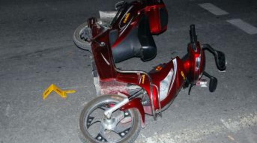 Otob&uuml;s şof&ouml;r&uuml; 2 kişiyi bı&ccedil;akla yaraladı