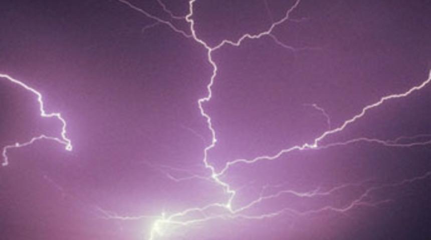 Anne ve oğulu yıldırım ayırdı