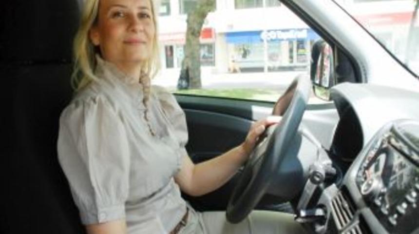 AK Parti&rsquo;nin kadın şof&ouml;r&uuml; Ayşen Talay, İzmir&rsquo;i sokak sokak dolaşıyor
