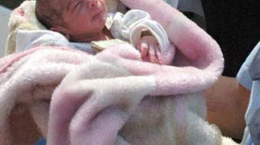 Bir g&uuml;nl&uuml;k bebek bah&ccedil;eye terk edildi