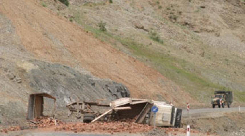 Tuğla y&uuml;kl&uuml; kamyon mayına &ccedil;arptı: 2 yaralı