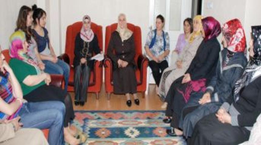 SP'nin kadın adayları, projelerini ev toplantılarında anlatıyor