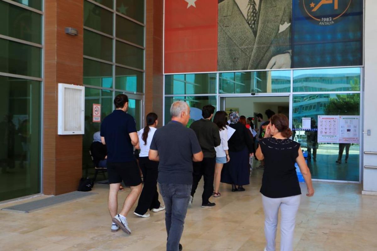Kan ter içinde elide terlikle yalınayak koşarak geldiği sınavı saniyelerle kaçırdı 2