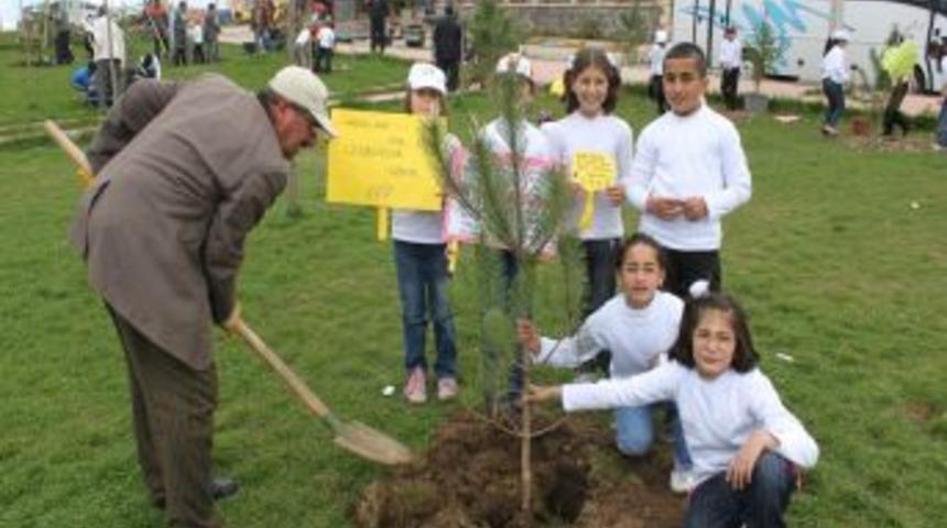 Paland&ouml;ken Belediyesi &ouml;ğrencilerle ağa&ccedil; dikti