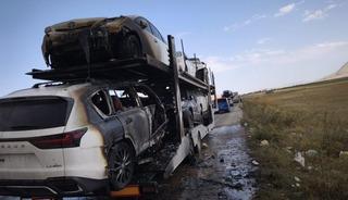 Ağrı'da otomobil taşıyan tırın dorsesinde &ccedil;ıkan yangın s&ouml;nd&uuml;r&uuml;ld&uuml;