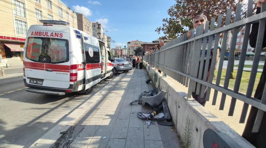 G&uuml;ng&ouml;ren'de kaldırıma &ccedil;ıkan otomobil yayalara &ccedil;arptı: 4 yaralı
