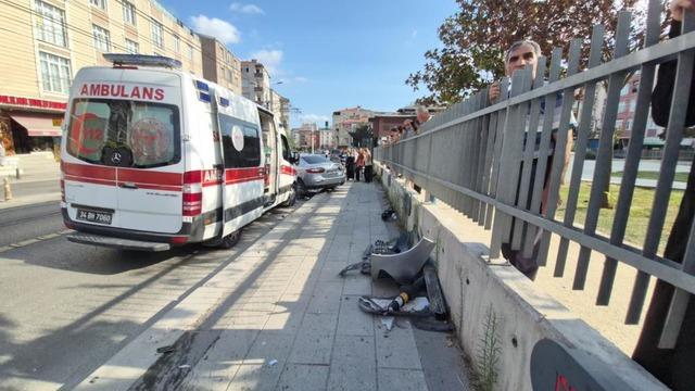 Güngören'de kaldırıma çıkan otomobil yayalara çarptı: 4 yaralı