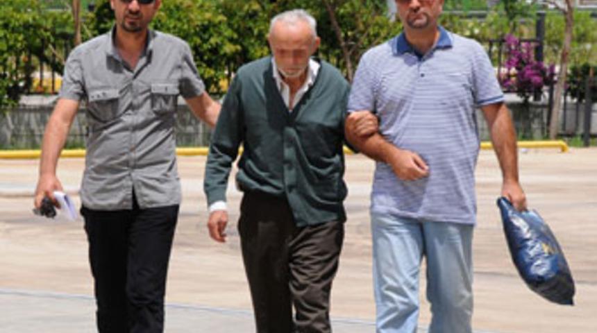 Kendisine k&uuml;freden torununu vurdu