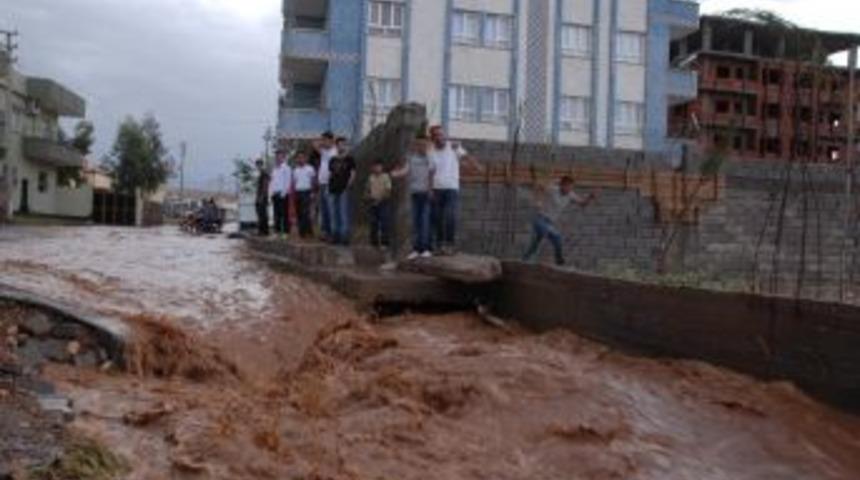 Silopi&rsquo;yi &ouml;nce deprem sonra sel vurdu