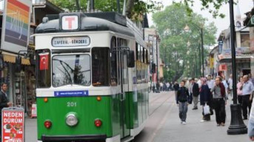 Bursalılar, kent merkezinde nostaljik tramvayın tadını &ccedil;ıkarıyor