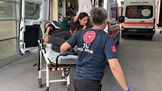 Şiddete maruz kalan kadını kurtarmak isterken bıçaklandı