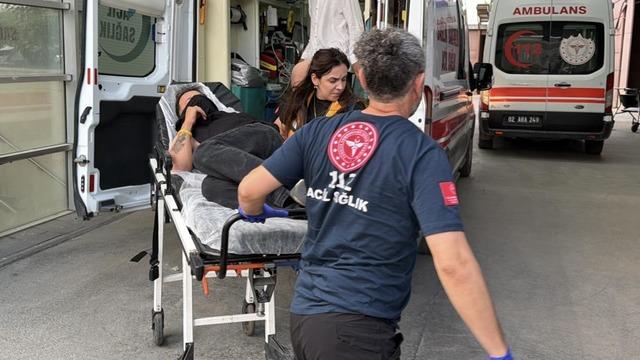 Şiddete maruz kalan kadını kurtarmak isterken bıçaklandı