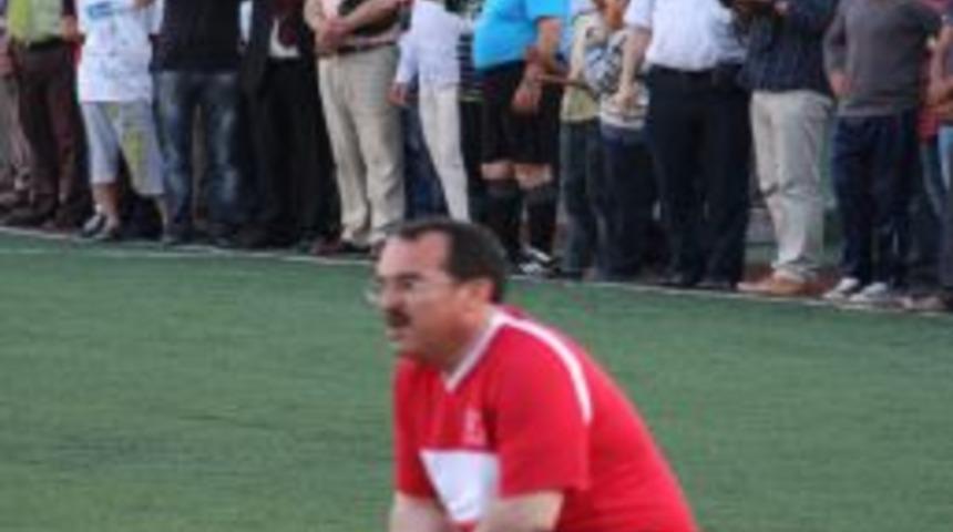 Adalet eski Bakanı Ergin, attığı golle se&ccedil;im stresini de attı