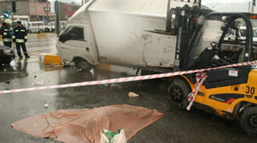 Kaza yapan ara&ccedil;, &uuml;zerine devrildi