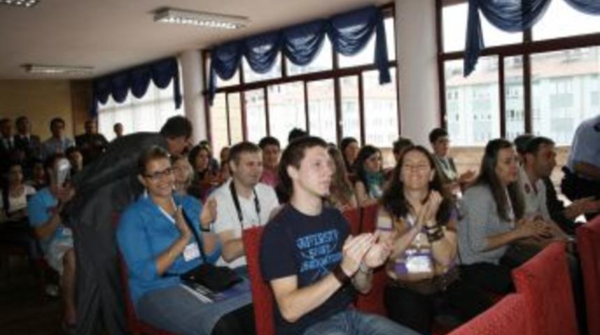 "Gen&ccedil;liğin g&ouml;z&uuml;nde m&uuml;lteci hakları"